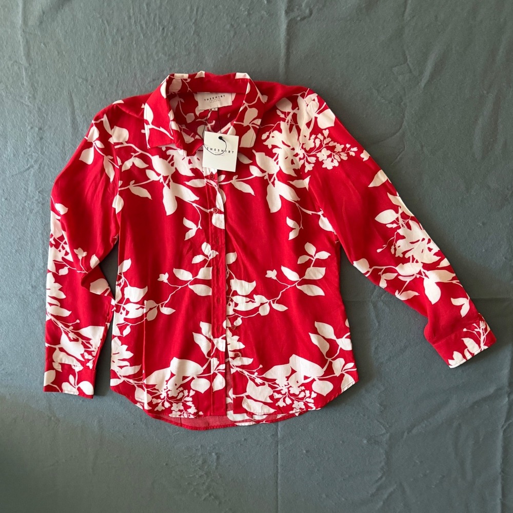 The Shirt Rochelle Behrens Red White Floral Button Down Blouse Size M NWT